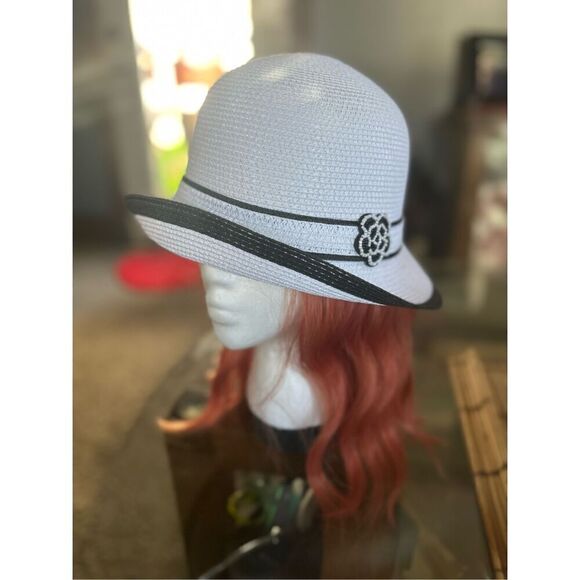 Beautiful stub bowler hat with patterned flower adjustable strap. Blk - Picture 15 of 16